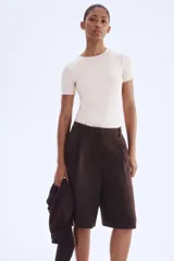 Remera rosa pálido de manga corta, corte ajustado y cuello redondo.