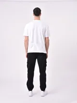 Remera blanca de algodón con estampado frontal de la palabra "Connecticut" en color gris.