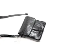 Bandolera negra mediana de cuero con patrón texturizado, cierre con solapa y botón magnético, cierre de cremallera interior, correa ajustable y herrajes plateados.