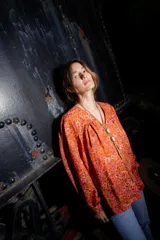 Camisa de seda color naranja con estampado floral, corte amplio, mangas abullonadas y frunce en hombros y espalda.