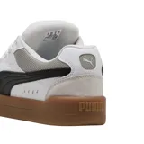 Championes Puma Park Lifestyle SK8 blancos con detalles en negro, gris y suela color caramelo.