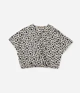 Blusa de crepé satinado con estampado de lunares, escote en V cruzado y mangas cortas tipo campana.