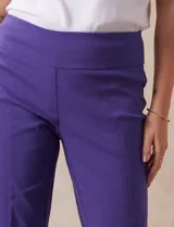 Pantalón verde esmeralda de gabardina elastizada marca Zac & Rachel, con pretina ancha con faja interna modeladora, largo de pierna con costura frontal pespunteada y trasera con bolsillos ojal simulados.