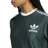 Remera Adidas Adicolor Classics con corte holgado, cuello redondo acanalado y mangas cortas con puños acanalados. Diseño verde con rayas verticales y las tres tiras blancas características de la marca en los hombros. Logo Adidas bordado en el pecho. Fabricada con materiales 100% reciclados.