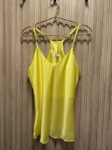 Top amarillo de seda con breteles finos y espalda nadadora.