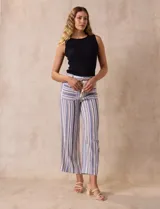 Pantalón ancho de lino a rayas verticales en tonos azul, beige y blanco. Incluye cinturón de soga con hebilla redonda.