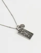 Cadena corta plateada con dije rectangular con el signo zodiacal Aries y un dije redondo pequeño.