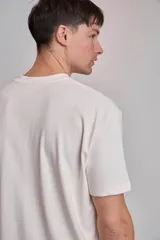 Remera color crema de corte recto y manga corta.