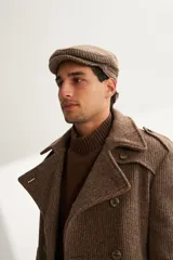 Boina marrón de lana fina uruguaya 100% natural sin teñir, con visera.