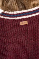 Cardigan de lana color bordó con cuello V y botones frontales. Presenta ribetes en el cuello, puños y ruedo con rayas en color beige y azul marino. Posee dos bolsillos frontales.