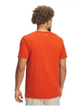 Remera azul de hombre marca Under Armour, con logo reflectante grande en el pecho. Tela ligera, suave y de secado rápido.