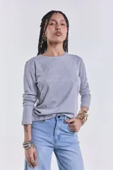 Remera gris de manga larga con cuello redondo y corte clásico.
