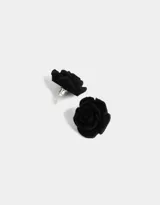 Par de aros pasantes con forma de rosa negra, con cierre de tope a presión.