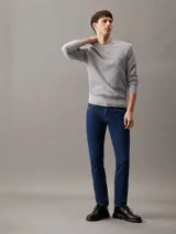 Sweater de punto gofrado color gris, con corte regular y cuello redondo, confeccionado en algodón orgánico.