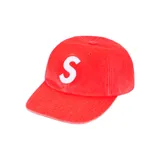 Gorra de béisbol roja con logo 'S' blanco bordado en el frente.
