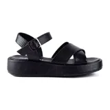 Sandalias plateadas con plataforma, tiras cruzadas y hebilla al tobillo.