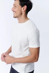 Remera blanca de manga corta con tejido slub.