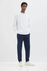 Pantalón de jogging azul marino de felpa liviana con interior cepillado suave, corte regular, cintura elástica con cordón, bolsillos laterales y puños acanalados.