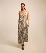 Vestido largo de crepé con breteles finos, escote en V, recorte fruncido en el bajo y estampado animal print de piel de serpiente.