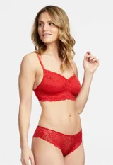 Bralette de encaje floral rojo, sin aro ni relleno, con forro interno de microtul elastizado, breteles regulables y cierre trasero de tres posiciones.