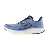 Championes de running New Balance Fresh Foam 1080v12, color negro con detalles en dorado. Cuentan con amortiguación Fresh Foam X, empeine de punto técnico Hypoknit y sujeción estratégica.