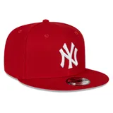 Gorro estilo snapback de visera plana, color rojo, con el logo de los New York Yankees bordado en blanco en el frente.