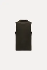 Musculosa marrón con cuello alto.