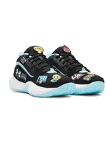 Zapatillas deportivas de caña baja color negro con detalles en celeste y blanco. Presentan parches decorativos con motivos de baloncesto.