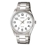 Reloj analógico Casio con caja y correa de acero inoxidable color plateado, esfera blanca con números arábigos y agujas plateadas. Resistente al agua hasta 50 metros.