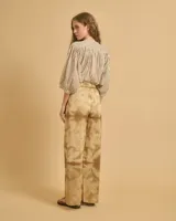 Pantalón de cintura normal con cinturilla elástica en la parte trasera y corte holgado.