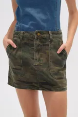 Minifalda de jean con estampado de camuflaje, tiro alto, bolsillos delanteros y traseros.