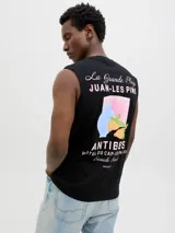 Musculosa negra de algodón con estampa gráfica en la espalda inspirada en la Riviera Francesa, mostrando texto como "La Grande Plage JUAN-LES PINS", "ANTIBES" y "HÔTEL DU CAP-EDEN-ROC Seaside Resort", junto a ilustraciones de un jarrón azul claro y limones sobre un fondo rosado.