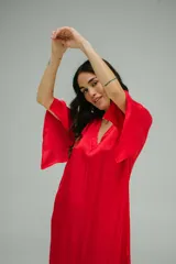 Vestido largo rojo de seda, con escote en V y mangas cortas tipo túnica.
