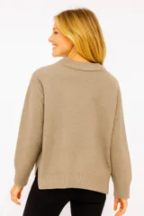 Sweater marrón de punto con cuello redondo y corte holgado.