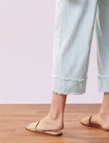 Pantalón capri de algodón a rayas verticales celestes y blancas, marca Ruby Rd. Tiene pretina con botón y cierre, pretina trasera elastizada, bolsillos delanteros y traseros, y terminación de ruedo desflecado.