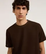 Remera masculina de manga corta, cuello redondo y textura acanalada, color beige claro.