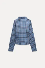 Camisa entallada de cuello solapa y manga larga con estampado de cuadros azules y negros.