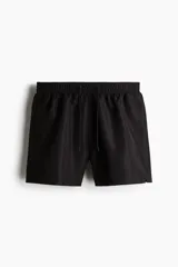 Short de baño negro de tela con tajos laterales cortos, elástico en la cintura con cordón ajustable, bolsillos laterales y bolsillo trasero con cierre autoadherente. Suspensor interior de malla.