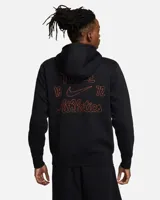 Campera negra con capucha y cierre frontal, con logo de Nike bordado en blanco en el puño izquierdo y una letra N grande en el pecho con borde naranja y relleno azul.