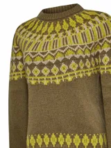 Sweater de lana de alpaca y oveja color crudo con diseño geométrico en tonos marrones.