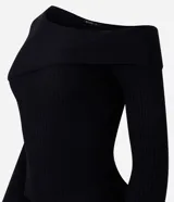 Blusa ajustada de punto acanalado color crema, con escote asimétrico de un solo hombro y manga larga.