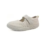Zapatilla Paddock Comfina color beige con cierre de velcro.