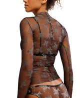 Top de manga larga, cuello alto y calce ajustado, confeccionado en tul negro transparente con estampado floral en gris. Presenta aberturas para los pulgares en los puños.