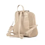 Mochila color taupe con diseño texturizado en símil cuero, acceso con cierre doble, correa regulable y herrajes plateados. Cuenta con un compartimento principal, un bolsillo interno con cierre, un bolsillo interno abierto y un bolsillo externo con cierre. Interior en tela de algodón y poliéster.