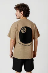 Remera color beige con estampado de rayos negros y texto en la parte inferior.