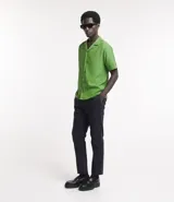 Camisa de hombre color verde claro, corte slim, de manga corta y cuello inglés. Confeccionada en viscosa texturizada.