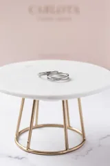 Anillo doble de acero quirúrgico color plateado, con una hilera de circonitas engarzadas en uno de los aros.