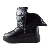 Bota de caña media color negro, con plataforma y diseño acolchado.