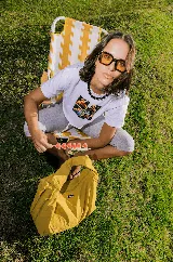 Collar de cuentas esféricas grandes, alternando colores turquesa y naranja quemado.