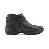 Bota corta de cuero negro, con cierre lateral y correa con hebilla decorativa.